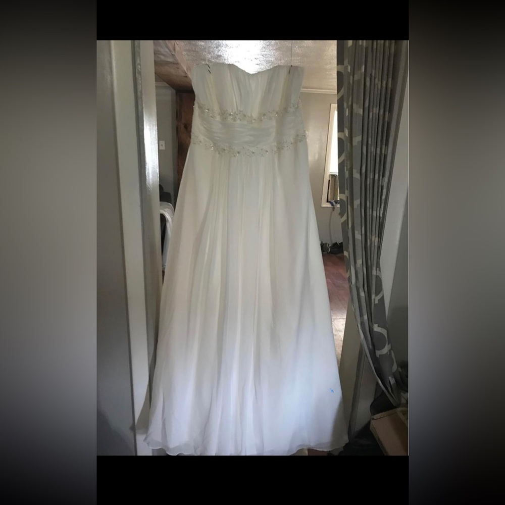 Beautiful flowy strapless wedding dress. Ivory size 22w. Never worn